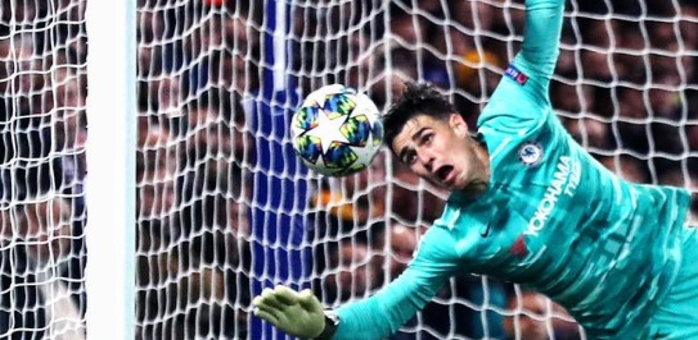 Kepa bekommt den Ball ins Gesicht - Eigentor!