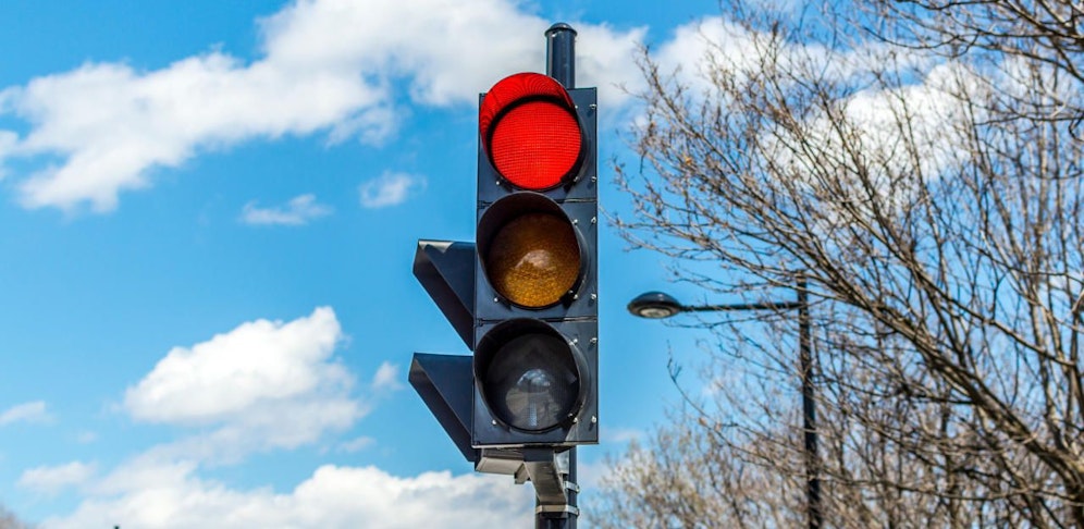 Bei einer roten Ampel zückte der Mann die Waffe.