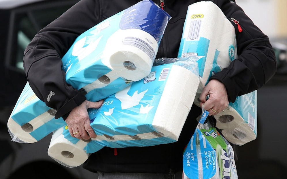 Hamsterkäufe von Klopapier erlebten Supermärkte in ganz Europa. Symbolbild
