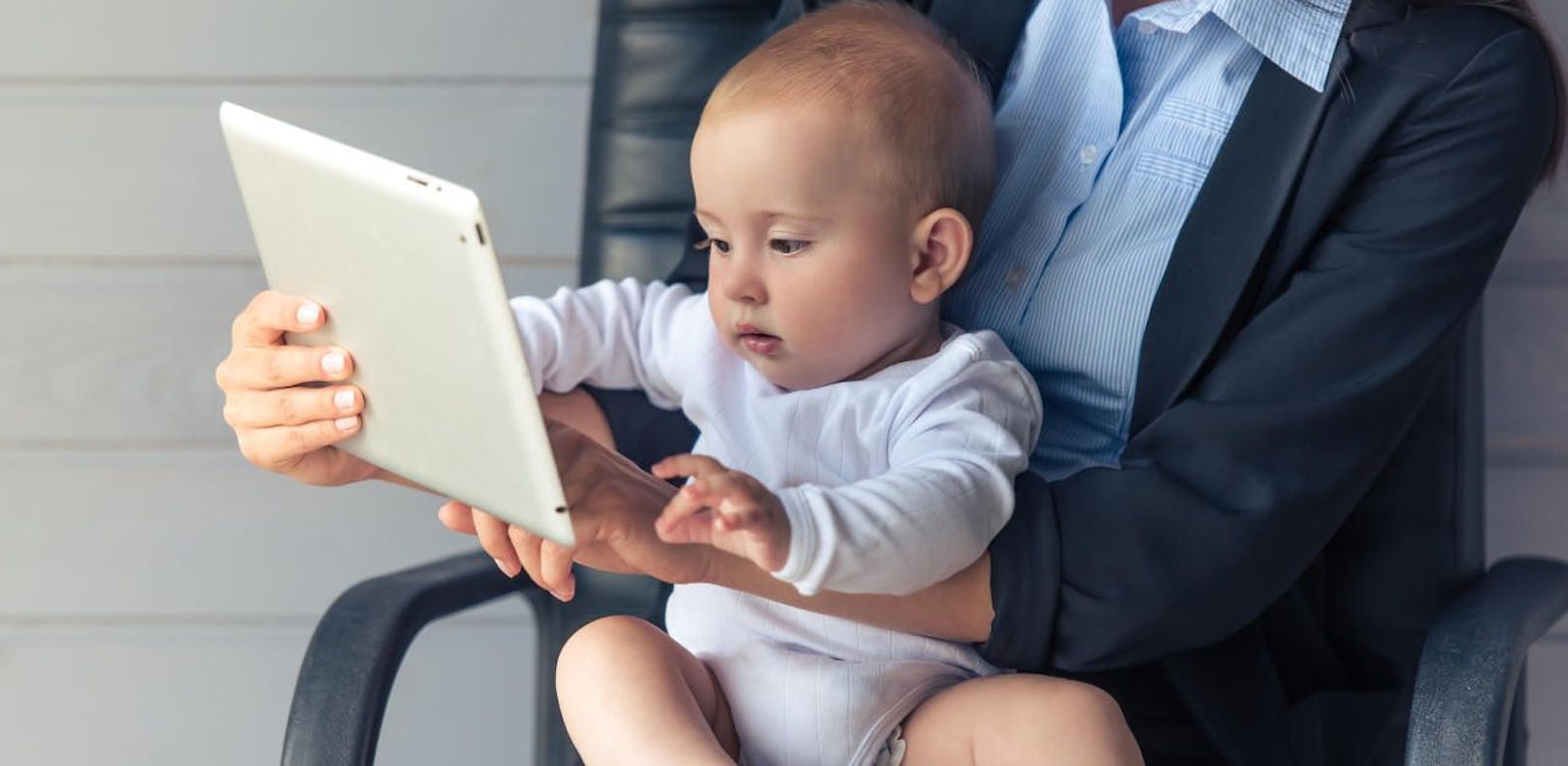 Babys, die viel Zeit vor Bildschirmen verbringen, lernen offenbar später sprechen.