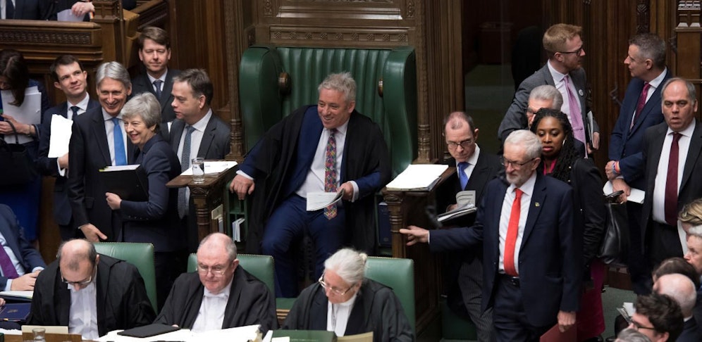 May steht auf verlorenem Posten, Oppositionsführer Jeremy Corbyn kann sich ihre Schwäche aber mit seinem Schlingerkurs nicht zu Nutze machen.