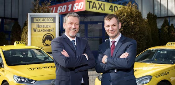 Hocherfreut: Manfred Schmid und Mag. Christian Holzhauser, die Geschäftsführer von Taxi 40100.