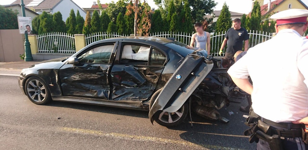 Der BMW wurde seitlich und hinten demoliert.