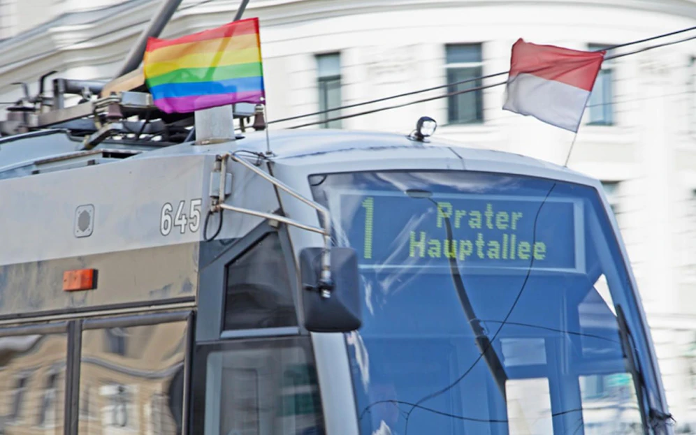 Die Wiener Öffis sind wieder mit Regenbogen-Fähnchen unterwegs. 
