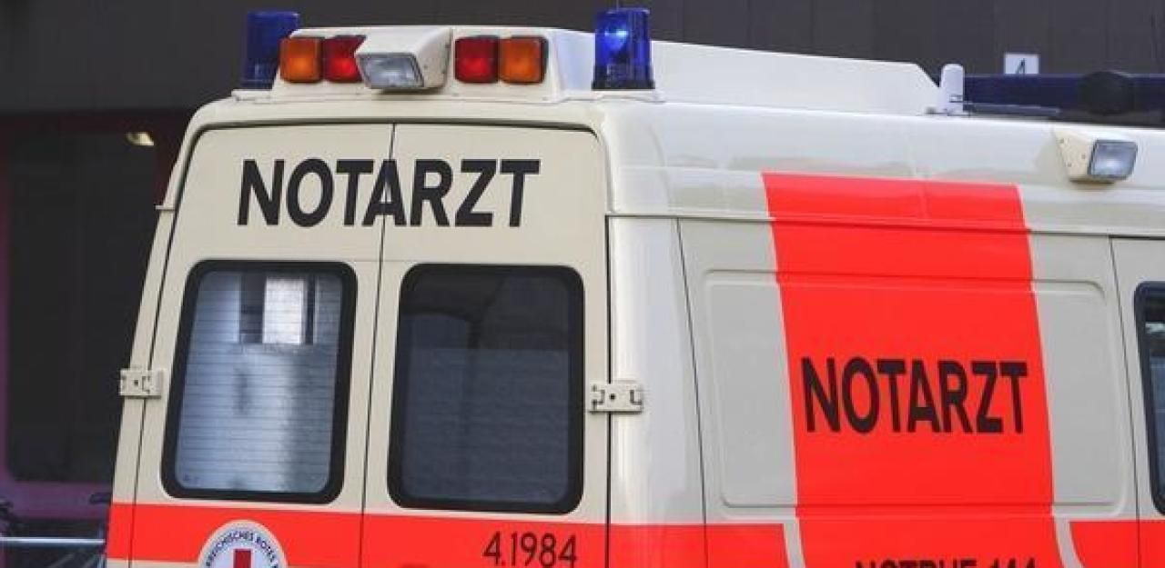 Die Frau wurde mit dem Rettungswagen ins Spital gebracht (Symbolbild)