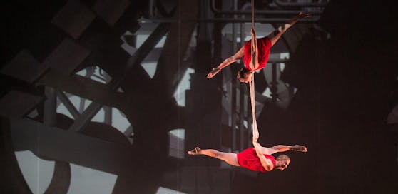 Die Artisten des Cirque Éloize kommen mit ihrer neuen Show ins Musiktheater nach Linz.