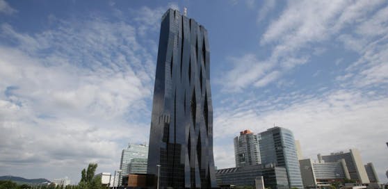 Der DC Tower 1 wird an die deutsche Deka verkauft.