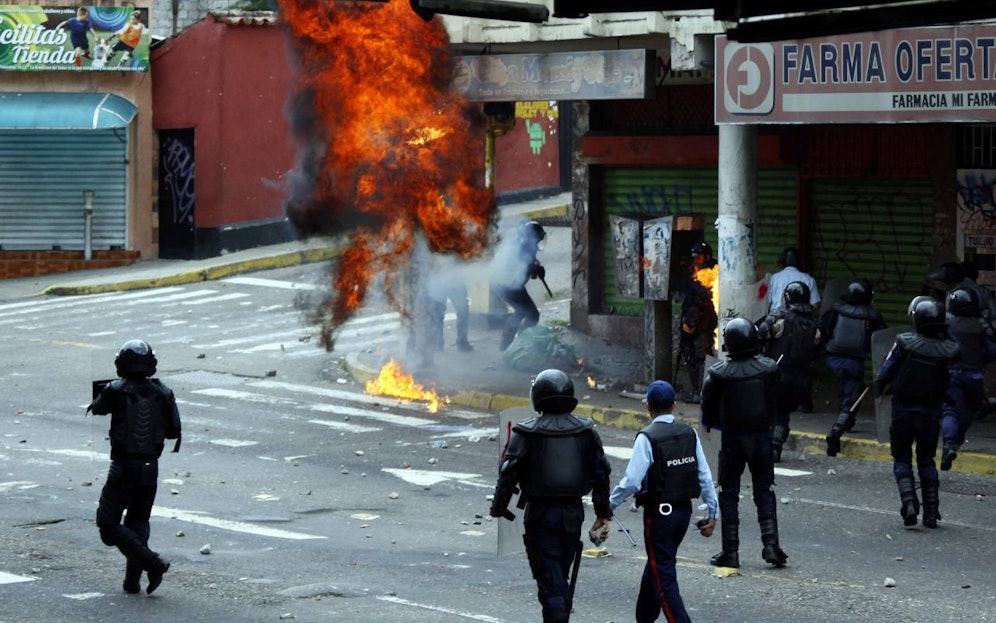  Opposition supporters clash with police during protests against unpopular leftist President Nicolas Maduro in San Cristobal, Venezuela April 19, 2017. REUTERS/Carlos Eduardo Ramirez      TPX IMAGES OF THE DAY - RTS131O2