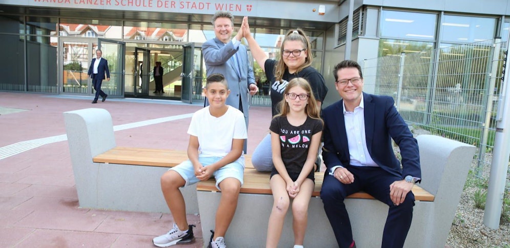 Bürgermeister Michael Ludwig (SPÖ) und Bildungsstadtrat Jürgen Czernohorszky mit Kids vor der "Wanda-Lanzer-Schule" in Floridsdorf. 