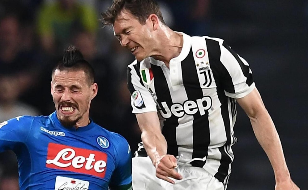 Stephan Lichtsteiner im Luftduell mit Marek Hamsik (l.).