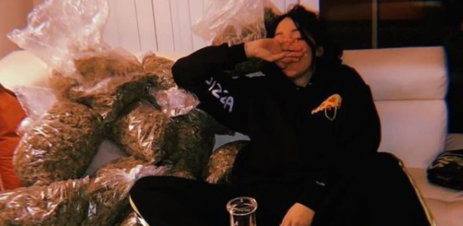 Noah Cyrus protzt mit einem Marihuana-Berg