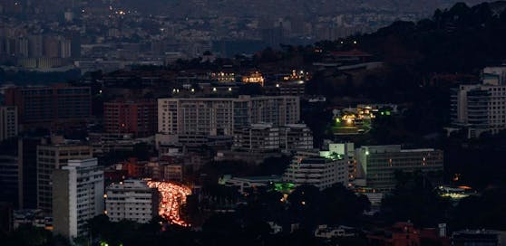 Caracas, die Hauptstadt von Venezuela liegt im Dunkeln.