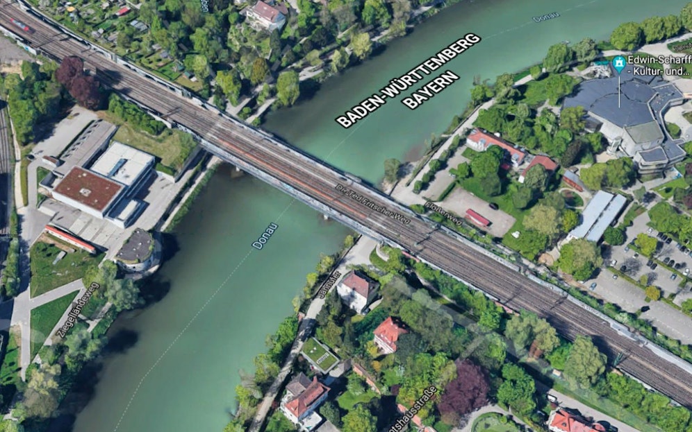 Neu-Ulm liegt genau gegenüber der Stadt Ulm am bayrischen Donauufer.