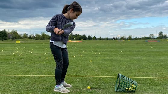 Tochter Niki beim Golfen.