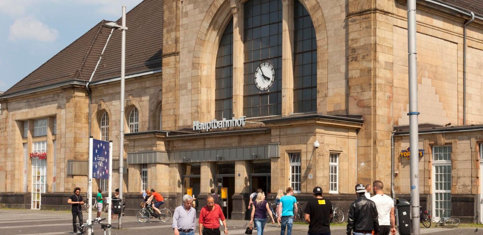 Auf dem Rückweg zum Hauptbahnhof Mönchengladbach wurde eine 19-jährige Frau in einem Fan-Zug Opfer einer Vergewaltigung. 