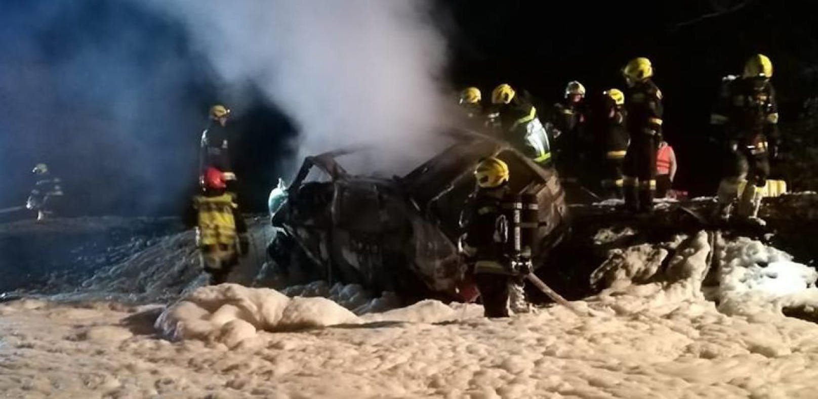 Auto fing bei Unfall Feuer: Lenker verbrannte