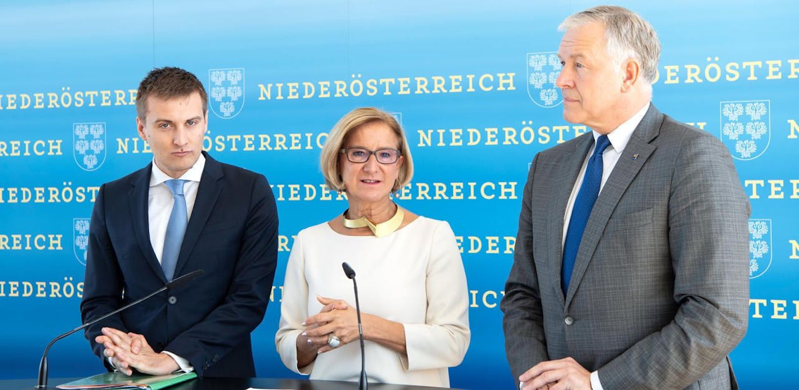 AMS NÖ-Geschäftsführer Sven Hergovich (l.) mit Landeshauptfrau Johanna Mikl-Leitner und Landesrat Martin Eichtinger (r.)&nbsp;
