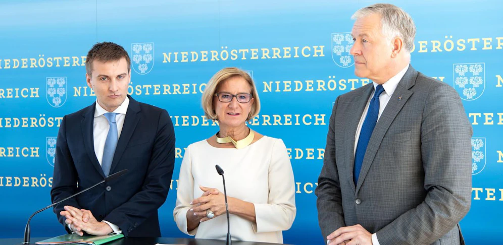 Landeshauptfrau Johanna Mikl-Leitner mit Landesrat Martin Eichtinger (r.) und AMS NÖ-Geschäftsführer Sven Hergovich (l.)