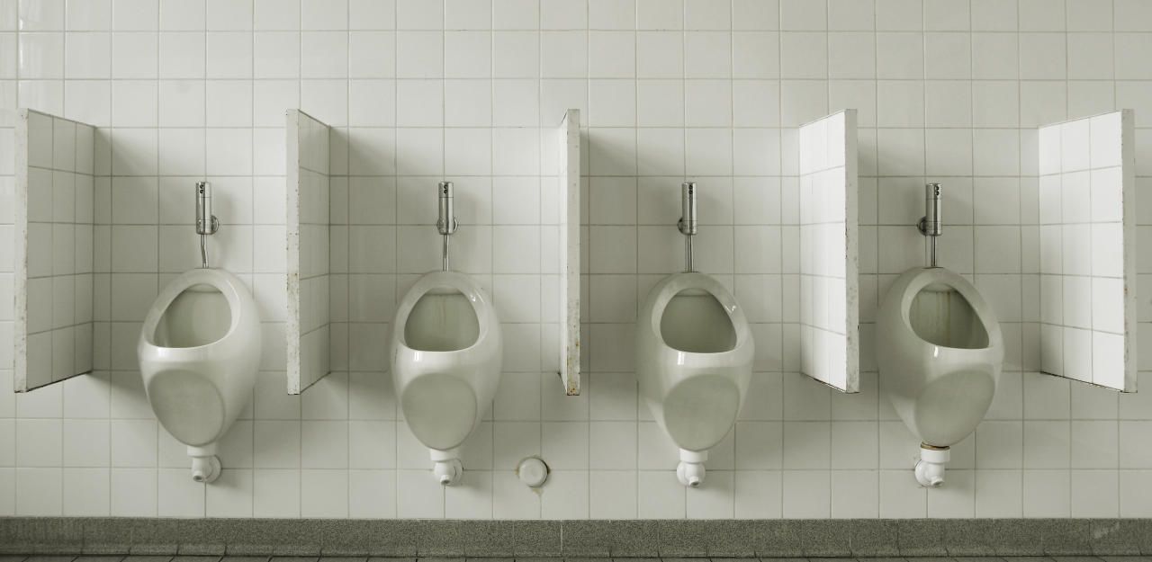 Das Feuerzeug explodierte im Pissoir