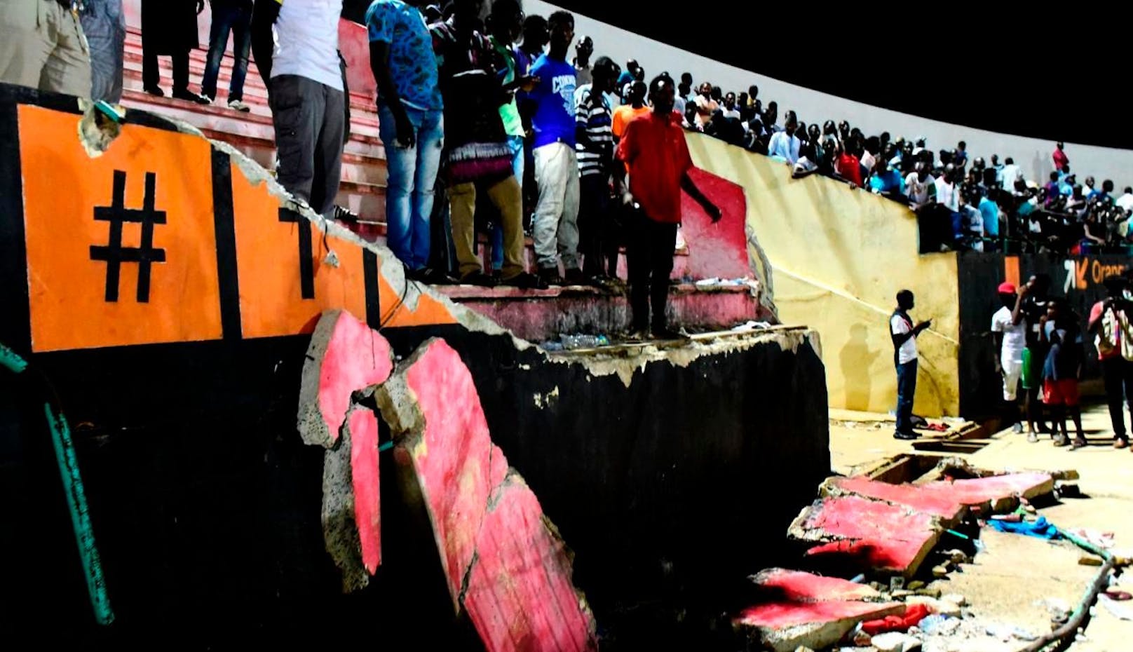 Massenpanik im Stadion kostet acht Fans das Leben