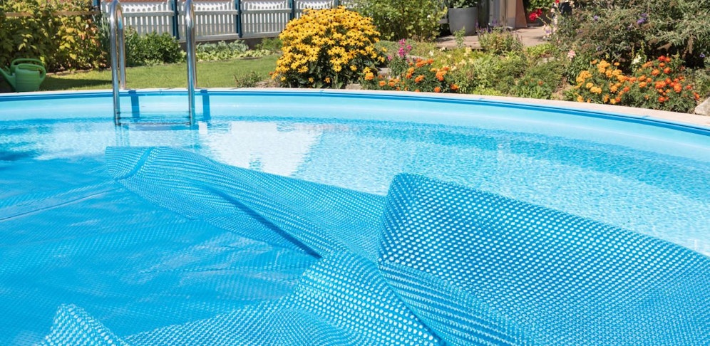 Der Bub fiel in den Swimming Pool. (Symbolfoto)