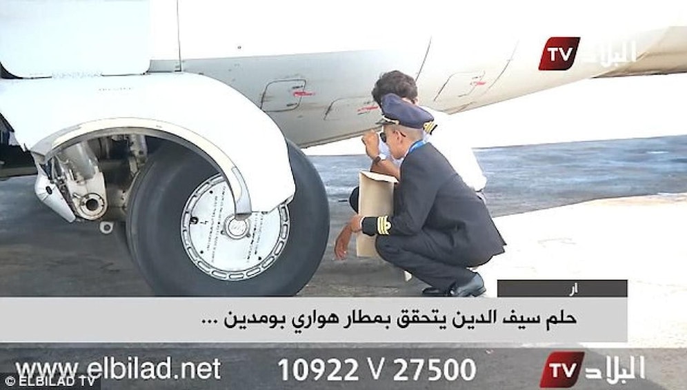 Kleiner großer Kapitän: Der Waisenjunge (10) bekam zuerst das Flugzeug erklärt, dann ging's ins Cockpit. Für die echten Piloten bedeutete das die Kündigung. 