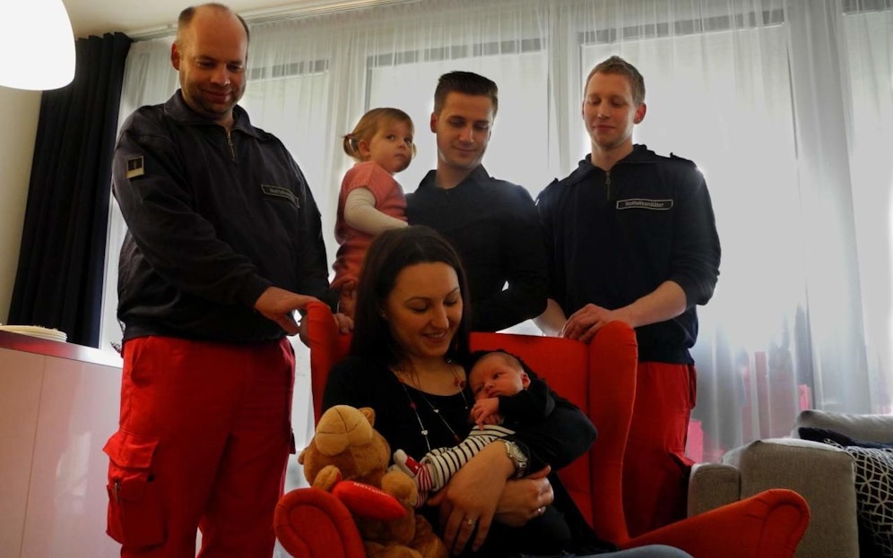  Sohn Marcel kam im Wohnzimmer zur Welt: Ehepaar Angelika (28) und Tomasz H. (30) mit den Helfern von der Berufsrettung