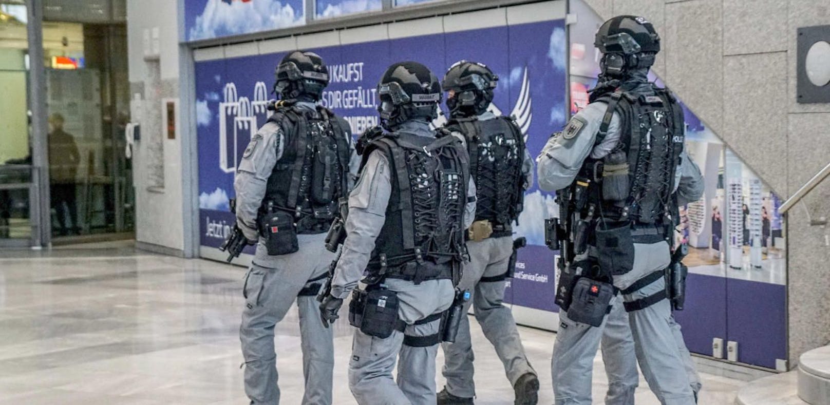 Polizisten patrouillieren auf den Flughäfen.