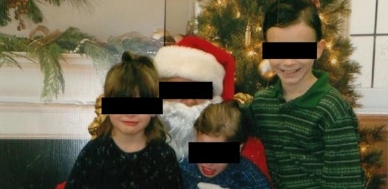 Der Weihnachtsmann von Walmart mit seinen Kindern. 