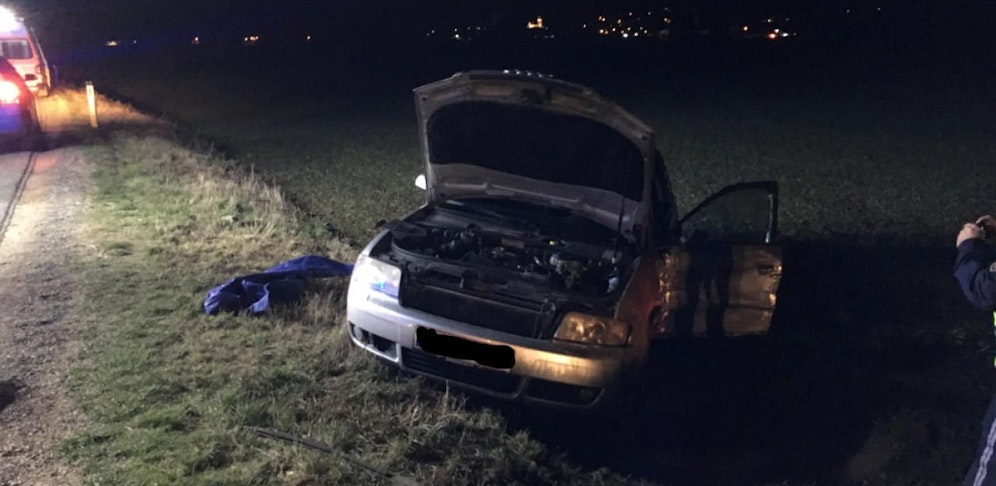 Eines der beiden Autos im Graben neben der Straße.
