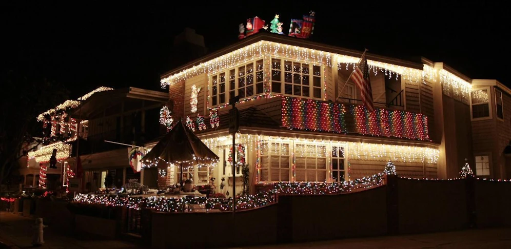 Ein weihnachtlich geschmücktes Haus in Santa Monica. (Symbol)