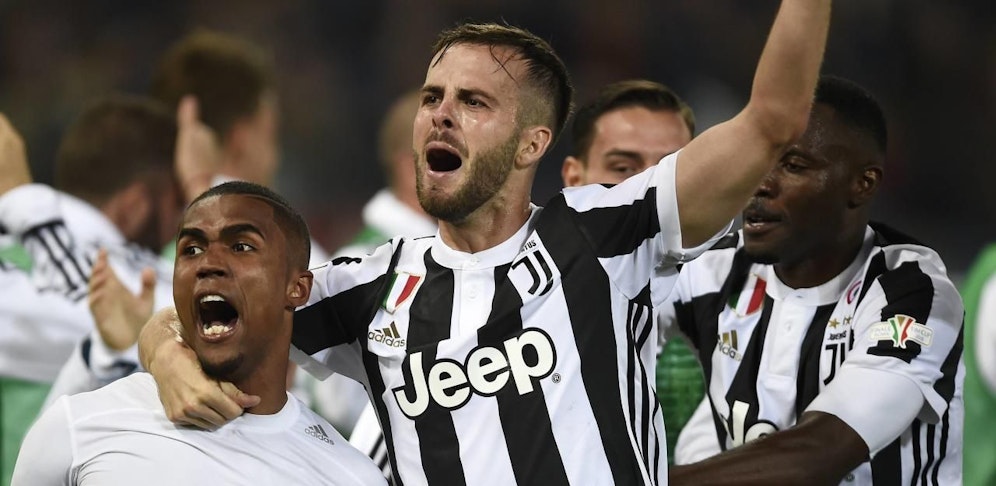 Douglas Costa und Miralem Pjanic feiern Juves siebente (!) Meisterschaft in Folge. 