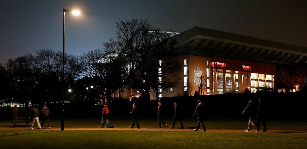 Fußballfans ziehen durch den Stanley Park in Liverpool. Archivbild.