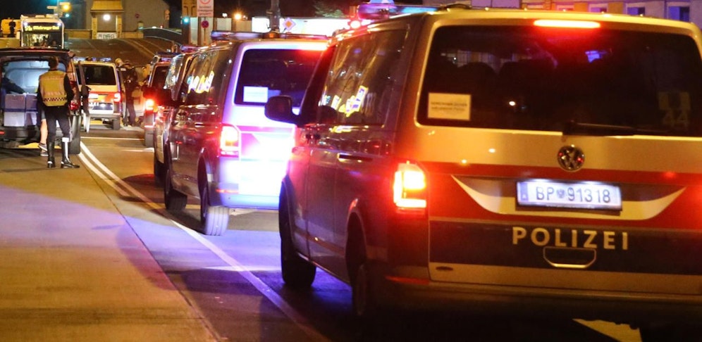 Die Polizei eskortierte die schwangere Frau in das Krankenhaus.
