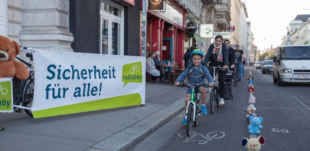 20190918 / Fahrrad Wien Stofftiere am Fahrradweg WaÌˆhringerstraÃŸe / Foto: Birgit Eckel / Tageszeitung Heute
