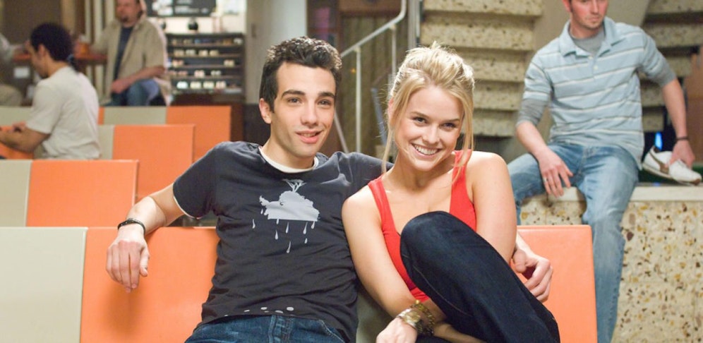 Kirk (Jay Baruchel, l.) kann kaum fassen, dass Traumfrau Molly (Alice Eve, r.) tatsächlich in ihn verliebt ist!