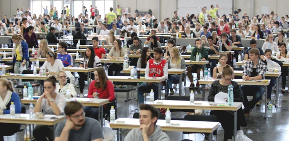 Potentielle Studenten müssen durch Zugangsprüfungen immer tiefer in die Tasche greifen. 