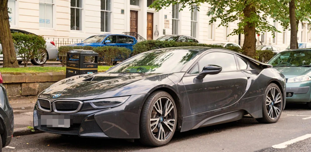 Frau in München in BMW gezerrt (Symbol)