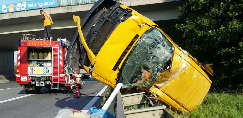 Auf der A1 überschlug sich ein Klein-Lkw, es gibt langen Stau!