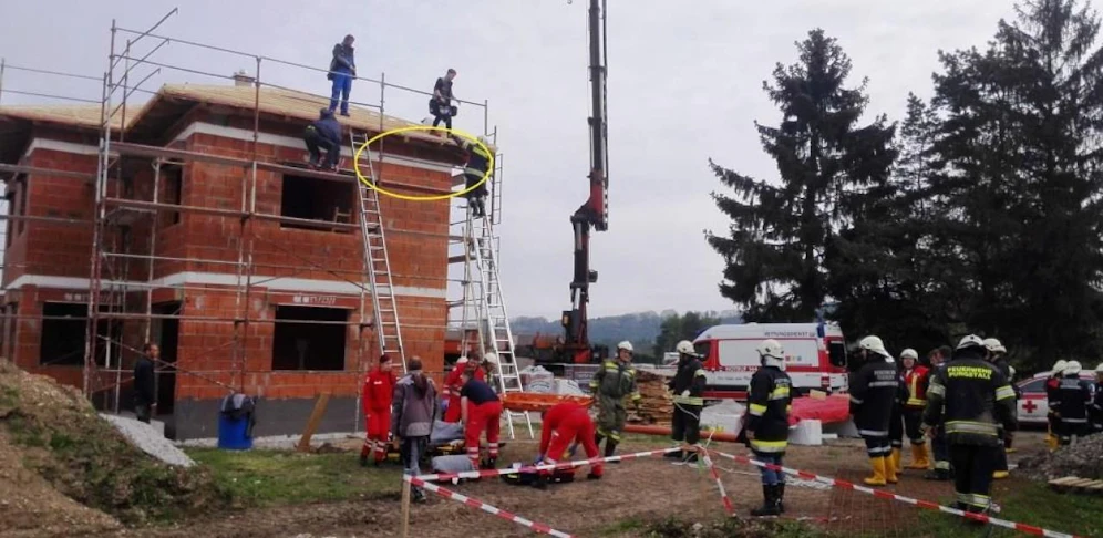 Auf Höhe des gelben Kreises brach der Arbeiter zusammen.