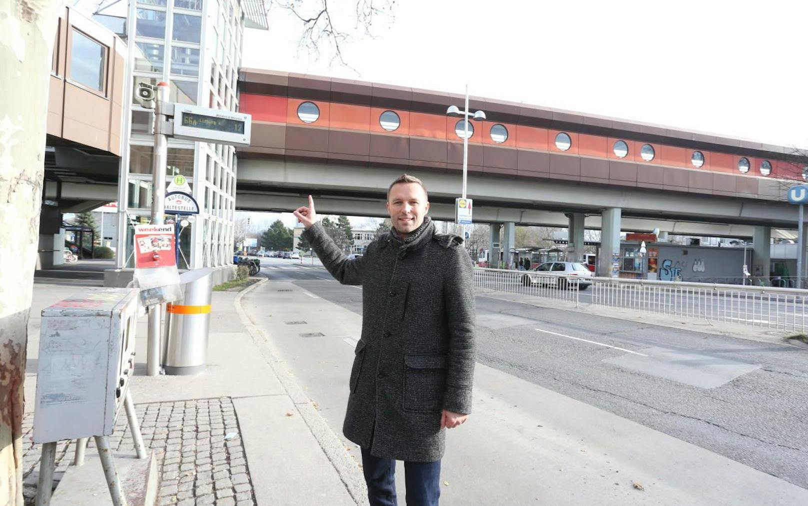 Der Liesinger Bezirksrat Michael Beer (Grüne) vor der 66A-Station in Alt-Erlaa. Mit dem Grünen Verkehrskonzept sollen lange Wartezeiten der Vergangenheit angehören.