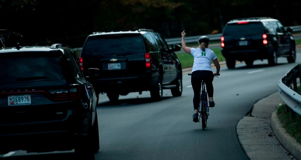 Juli Briskman zeigte dem US-Präsidenten den Mittelfinger.