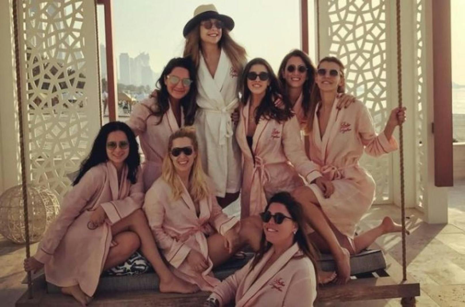Die acht Passagiere sollen an einer Party gewesen sein: Bild vom Junggesellinnen-Abschied in Dubai.