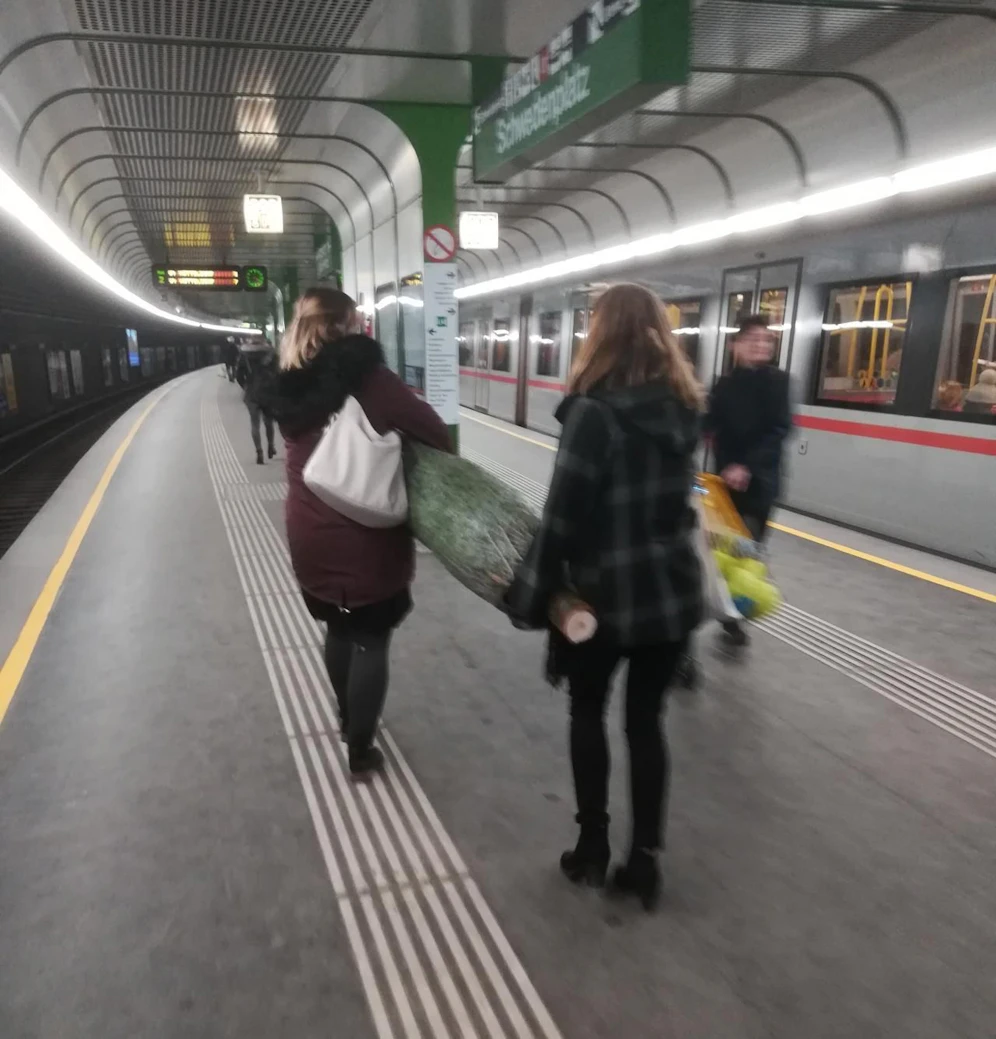 Zwei junge Damen stiegen am Dienstag mit ihrer Weihnachtsdekoration ein!