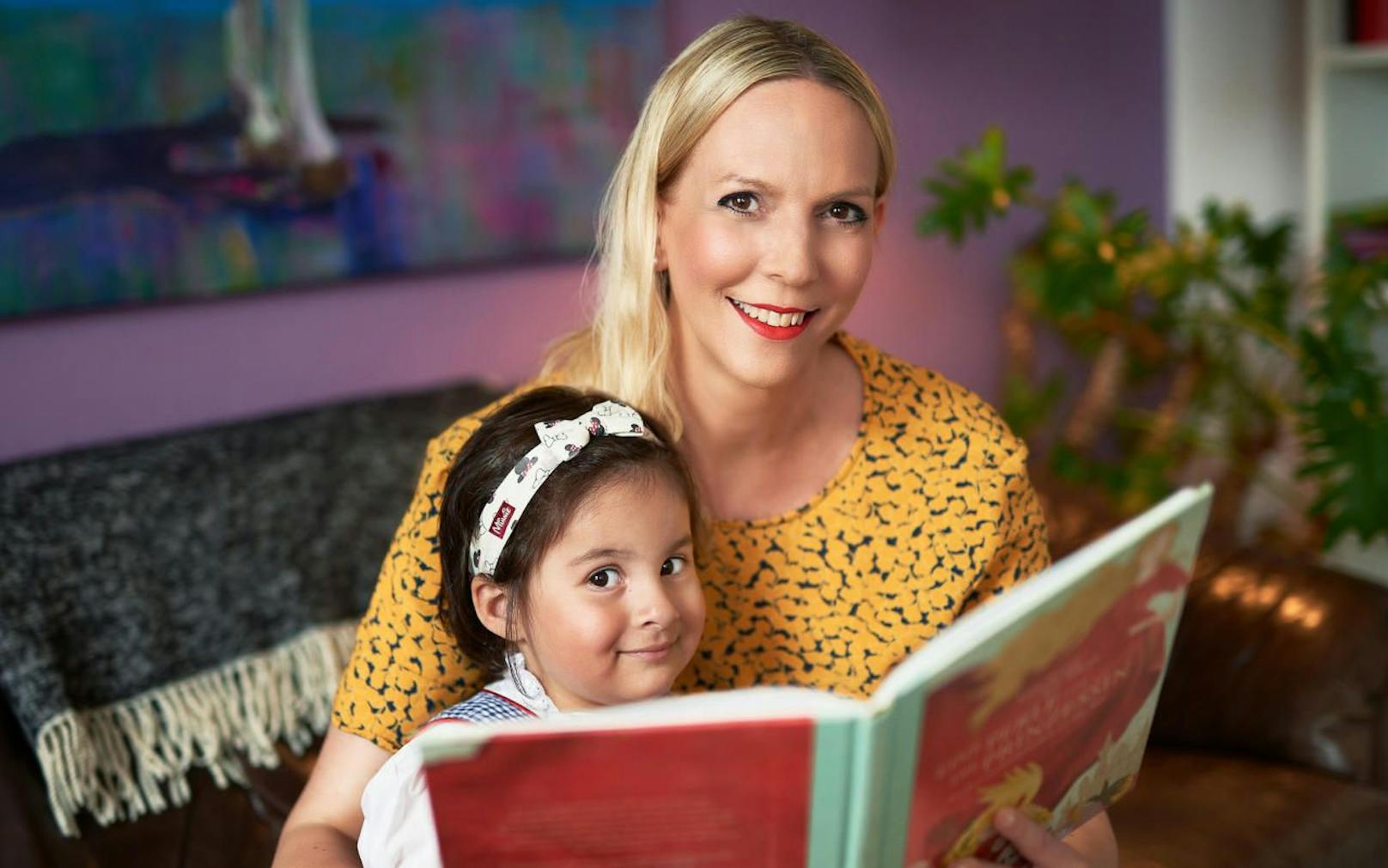 Christine Leitner, alias Tante Chrisi, liest im Internet Märchen für Kinder. 