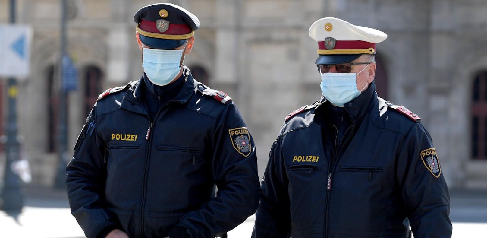 Polizisten mit Mund- und Nasenschutz auf Streife in der Wiener Innenstadt (Symbolbild). 