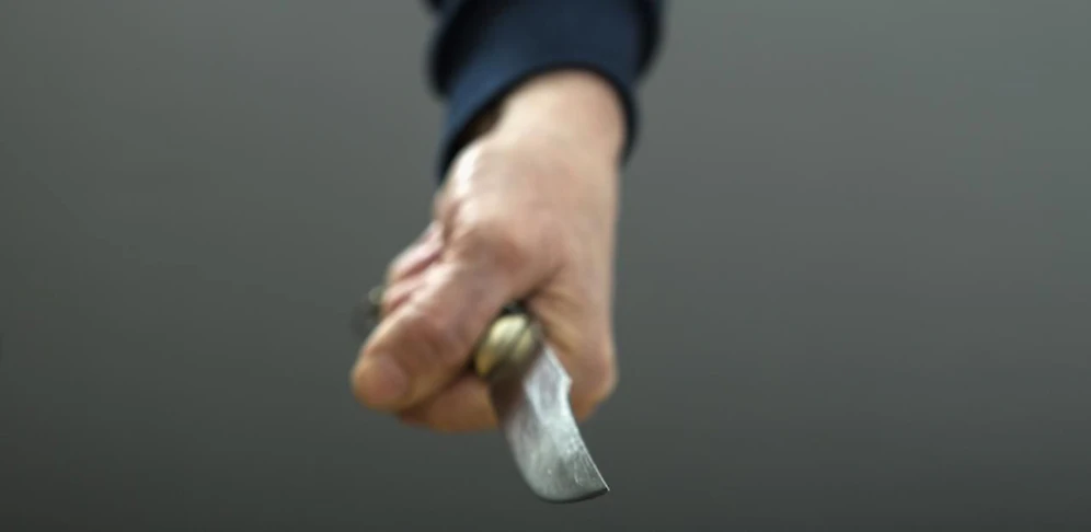 Mit einem Messer stach der Jugendliche um sich.