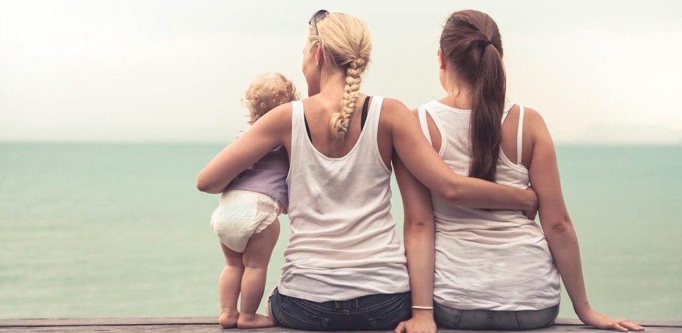 Ein lesbisches Paar bekommt zwei Babys, nur eine Mama darf Kindergeld beziehen.