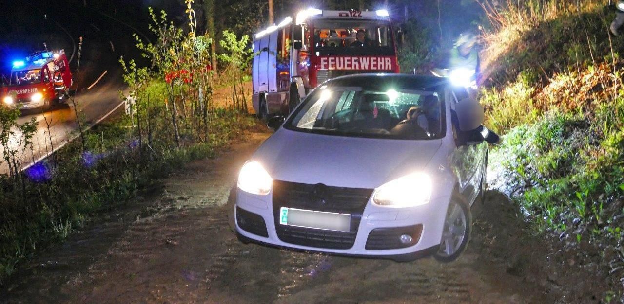 Heute.at - So ein Schlam(m)assel: Lenker steckte fest