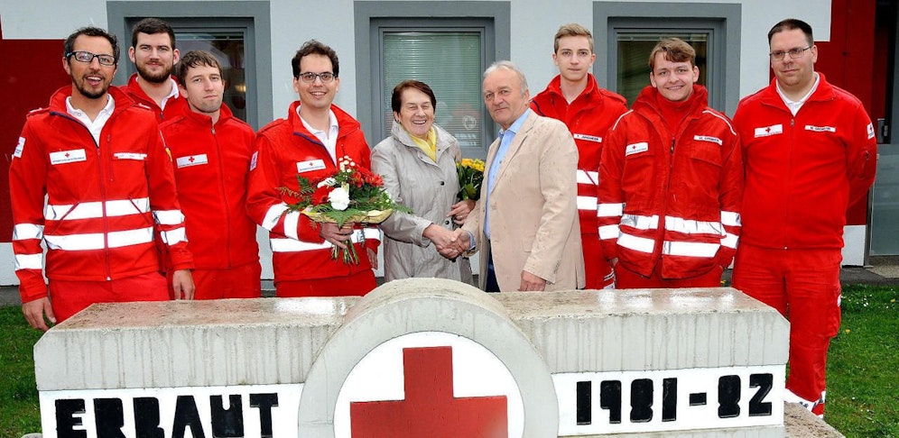 Renate Palmetzhofer (Mi.) bedankte sich bei ihren Rettern Martin Drachsler, Stefan Dörflinger, Christoph Winkler, Notarzt Simon Kleinberger, Karl Hinterwallner, Tobias Jungmeier, Michael Greibich und Martin Gromann (v.li.)